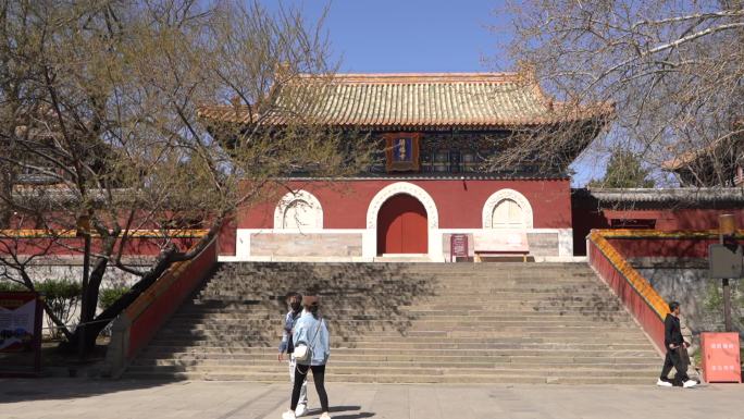 北海公园阐福寺游客从寺庙前面经过