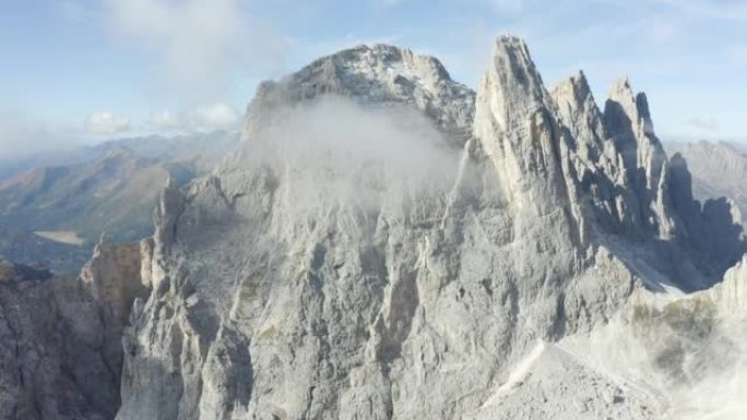 在高耸的山峰和山谷之间飞行的鸟瞰图