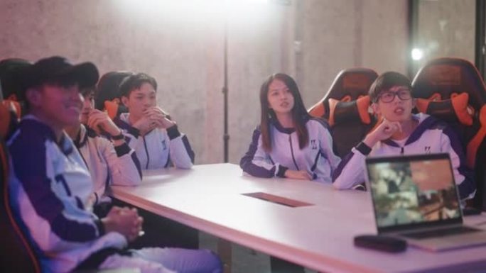 亚洲中国电竞团队在会议室举行的最后一场电子游戏比赛前听取教练分析简报策略