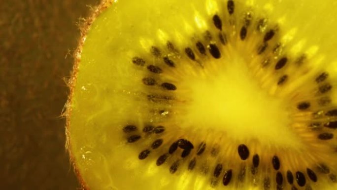 滚动一半的猕猴桃，并以慢动作打开水果的内部。4K