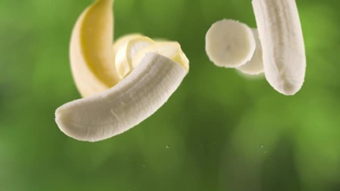 花园背景中的香蕉和切片的飞行