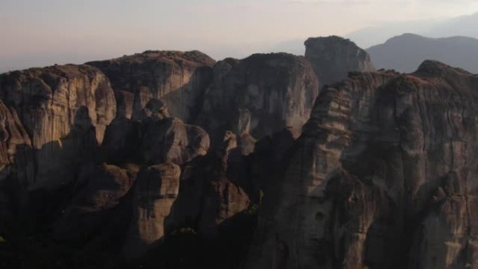 迈泰奥拉修道院和山区的空中风景