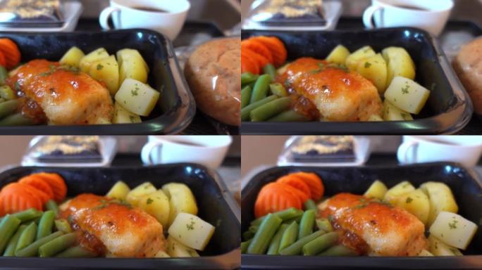 飞机上托盘食物的特写。