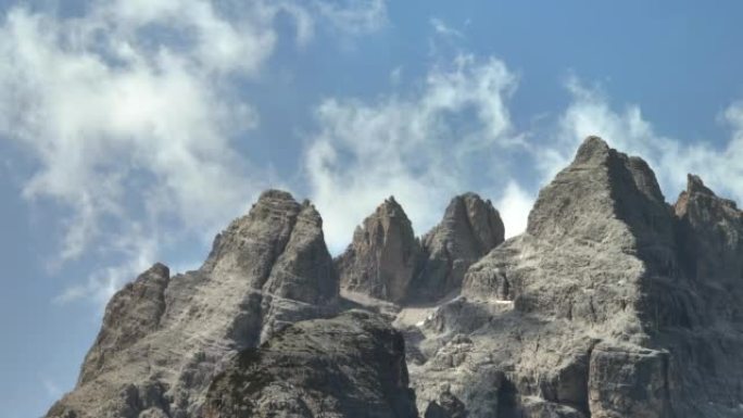 在多洛米蒂国家公园，多洛米蒂山脉，多洛米蒂阿尔卑斯山或多洛米蒂阿尔卑斯山的高峰和山谷之间飞行的近距离