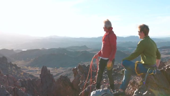 父子登山者在山顶上交换击掌