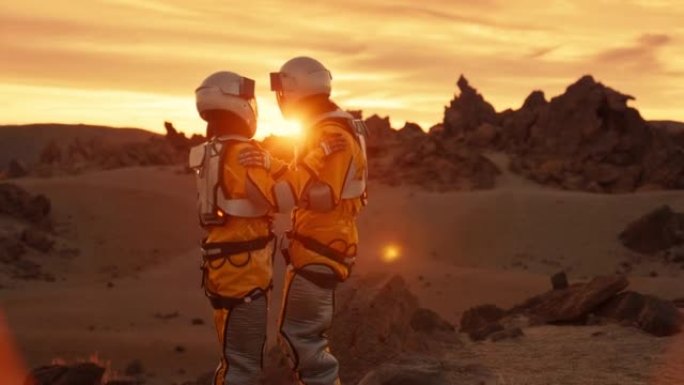 火星上的爱。两名宇航员互相抱着看着夕阳