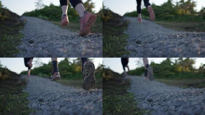 在砾石路径上奔跑的越野跑者脚的特写镜头