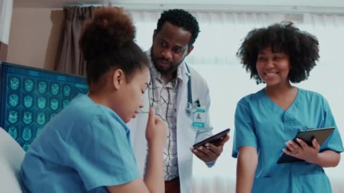 医院现代疾病分析，非裔美国医生看增强现实技术未来数字技术未来背景