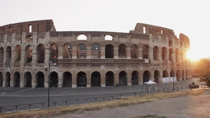 在夏天温暖的黎明，罗马竞技场的图标:度假在意大利
