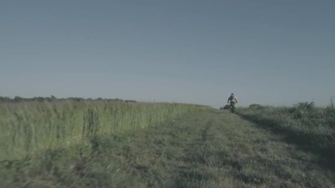 无人机视图: 男子山地自行车行动