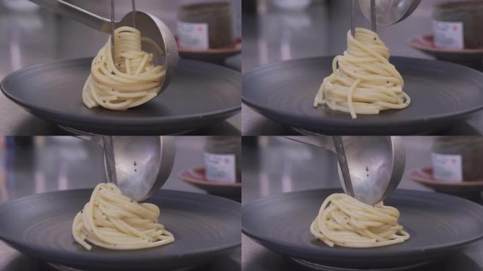 意大利面条放在盘子上的细节照片