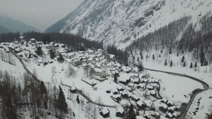 空中无人机拍摄冬季积雪覆盖的小山城