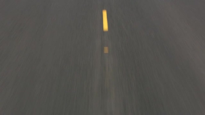 俄勒冈州大约2020年。俄勒冈州高速公路的稳定驾驶镜头。用Cineflex万向节和红色8k相机拍摄。