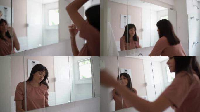 年轻女子在家浴室刷牙跳舞