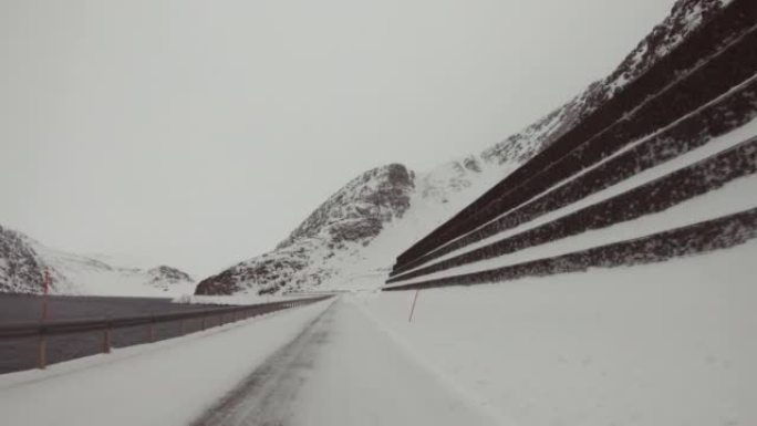 POV汽车在雪中行驶: 挪威的山口
