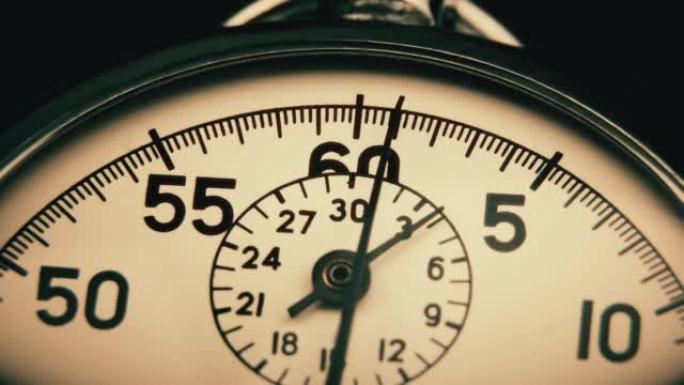 模拟秒表特写。用秒表计算时间。时间测量。时间管理理念。一种测量时间的工具。拨动秒表箭头。
