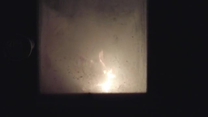 烟熏玻璃后面的桑拿浴室起火的细节镜头