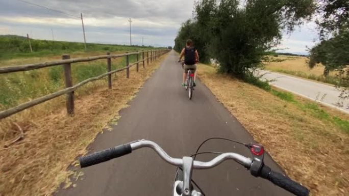 夏季在托斯卡纳乡村骑自行车的POV