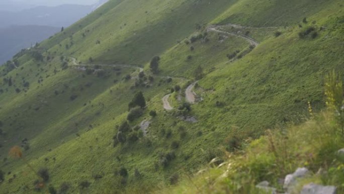 蜿蜒道路的山腰静态拍摄