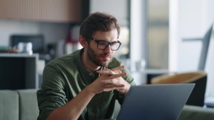戴眼镜的帅哥肖像在家用笔记本电脑上网，浏览器搜索查询