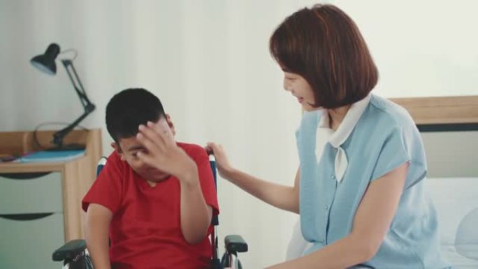 身患残疾的母子在家坐轮椅