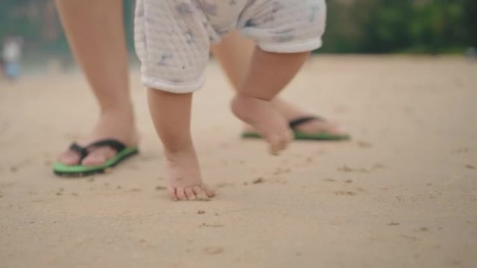 母子俩一起享受夏日海滩。