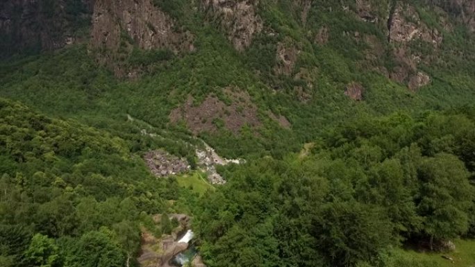 空中无人机拍摄了郁郁葱葱的山谷和河流中的陡峭瀑布