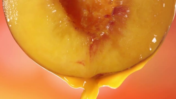半桃流淌桃汁的慢动作宏观镜头