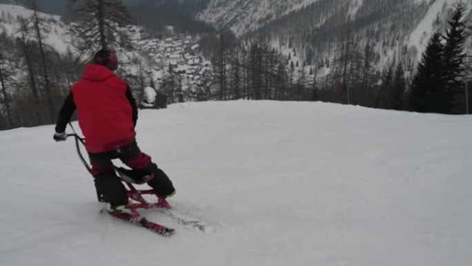 在一个年轻人骑着雪地摩托下雪山的镜头之后