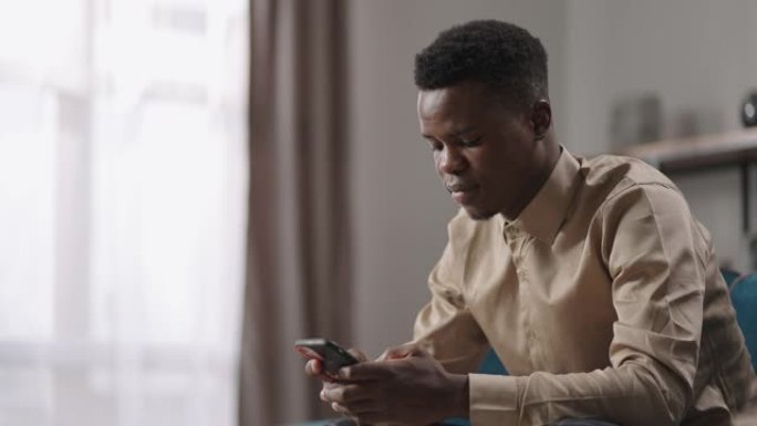 年轻人花时间在社交网络上，使用智能手机，坐在家里，非洲裔美国人正在通过在线聊天进行交流