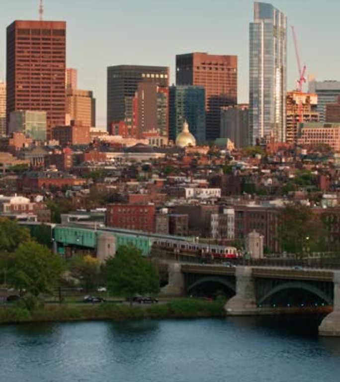 波士顿的垂直空中拍摄，马萨诸塞州在黄昏