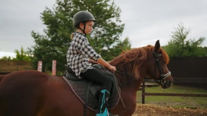 小女孩骑师在牧场骑马，在马术俱乐部训练和练习骑马