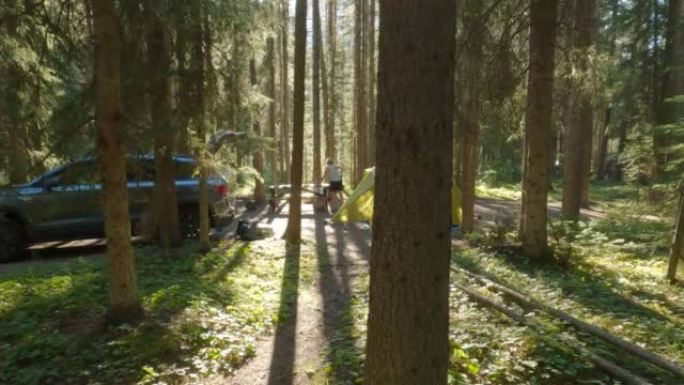 女人喜欢在森林露营地单独露营