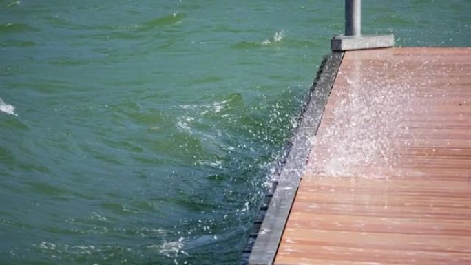 大风期间海浪撞击湖上码头的详细镜头