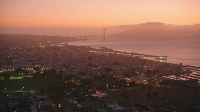 在旧金山上空飞行，黄昏时可以看到旧金山湾