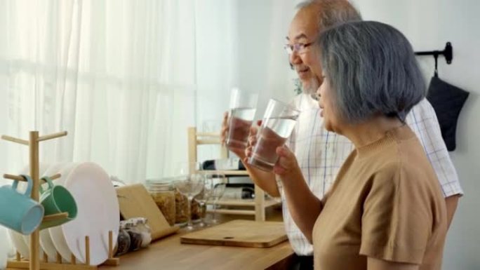 亚洲老年祖父母在喝水放松和保健前互相看着微笑