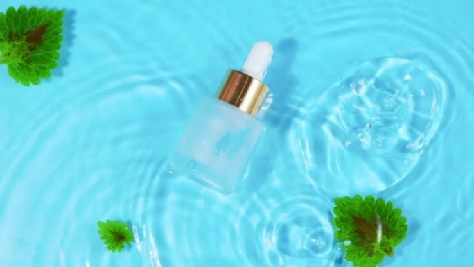 广告慢动作，化妆品在水中飞溅在水面上。水滴的俯视图落入水中，蓝色背景上的水圈发散。设计包装