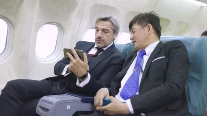 多民族商人在飞行中使用手机