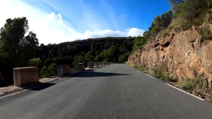 骑自行车的人在阳光明媚的日子沿着山景观爬坡。自行车概念