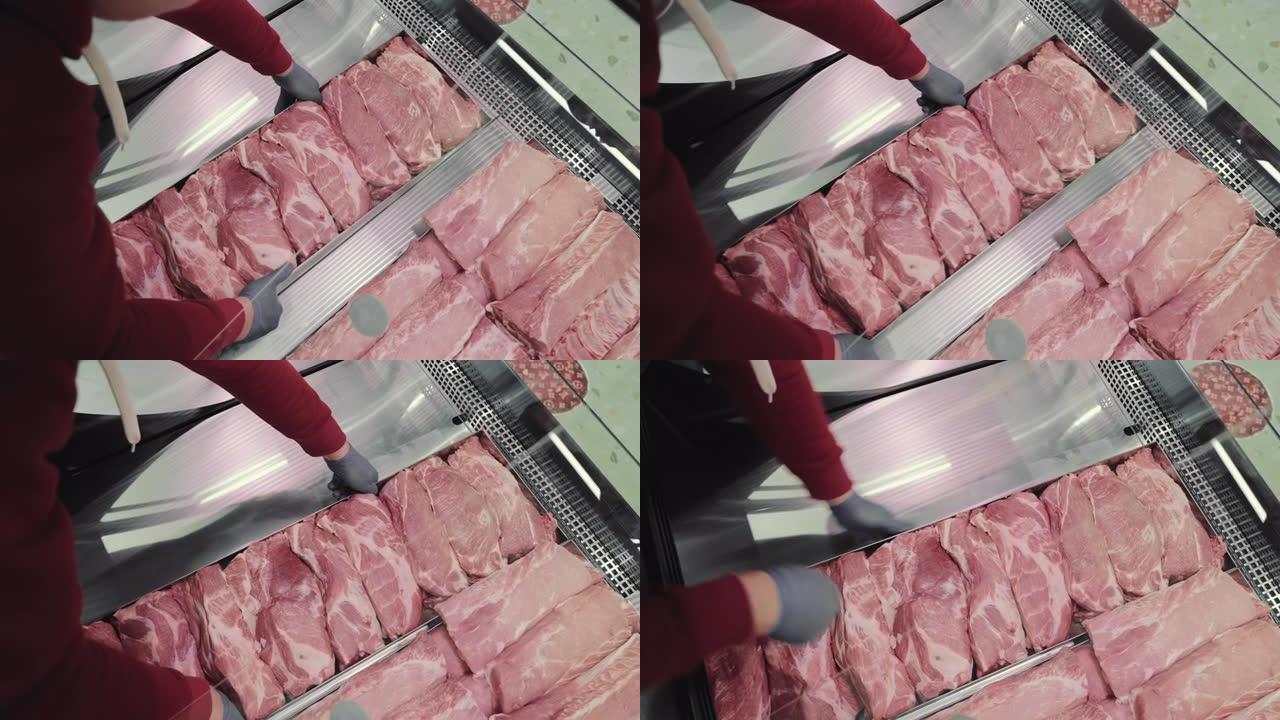 商店里的卖家展示了生肉产品的特写镜头。卖家在商店橱窗上放了一个装有生肉的金属托盘