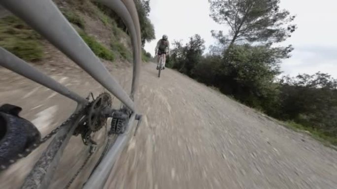 骑在自行车背上的相机山，抬头看着探索森林的砾石骑手