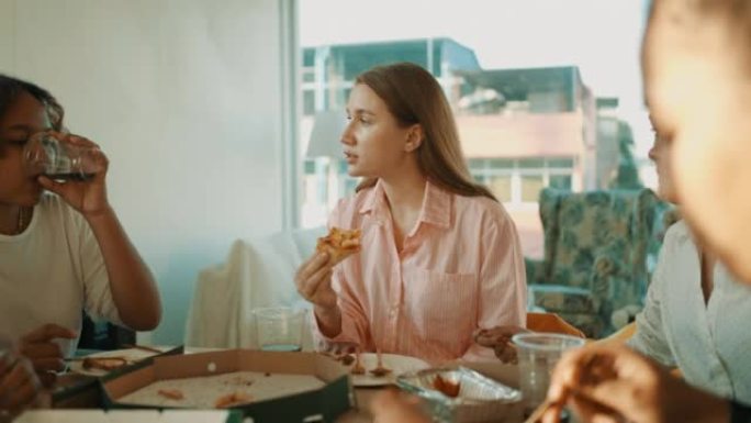 幸福女人友谊在客厅一起享受意大利餐。