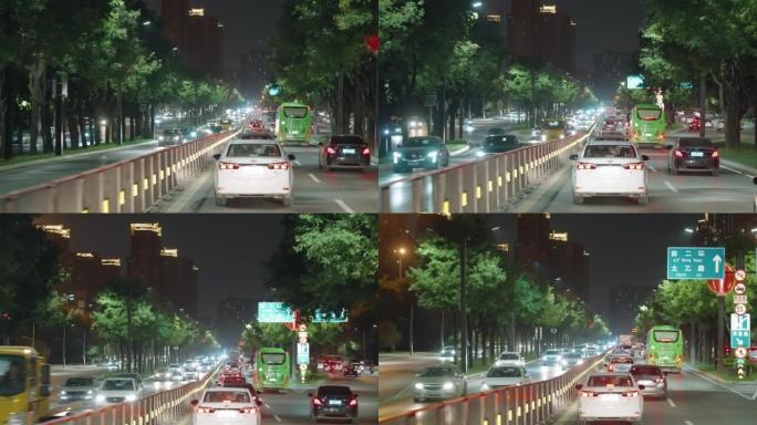 夜间在城市道路上行驶的汽车