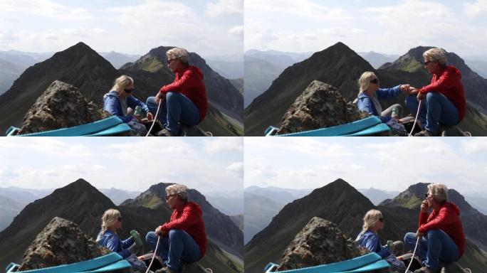 登山夫妇在山顶上放松
