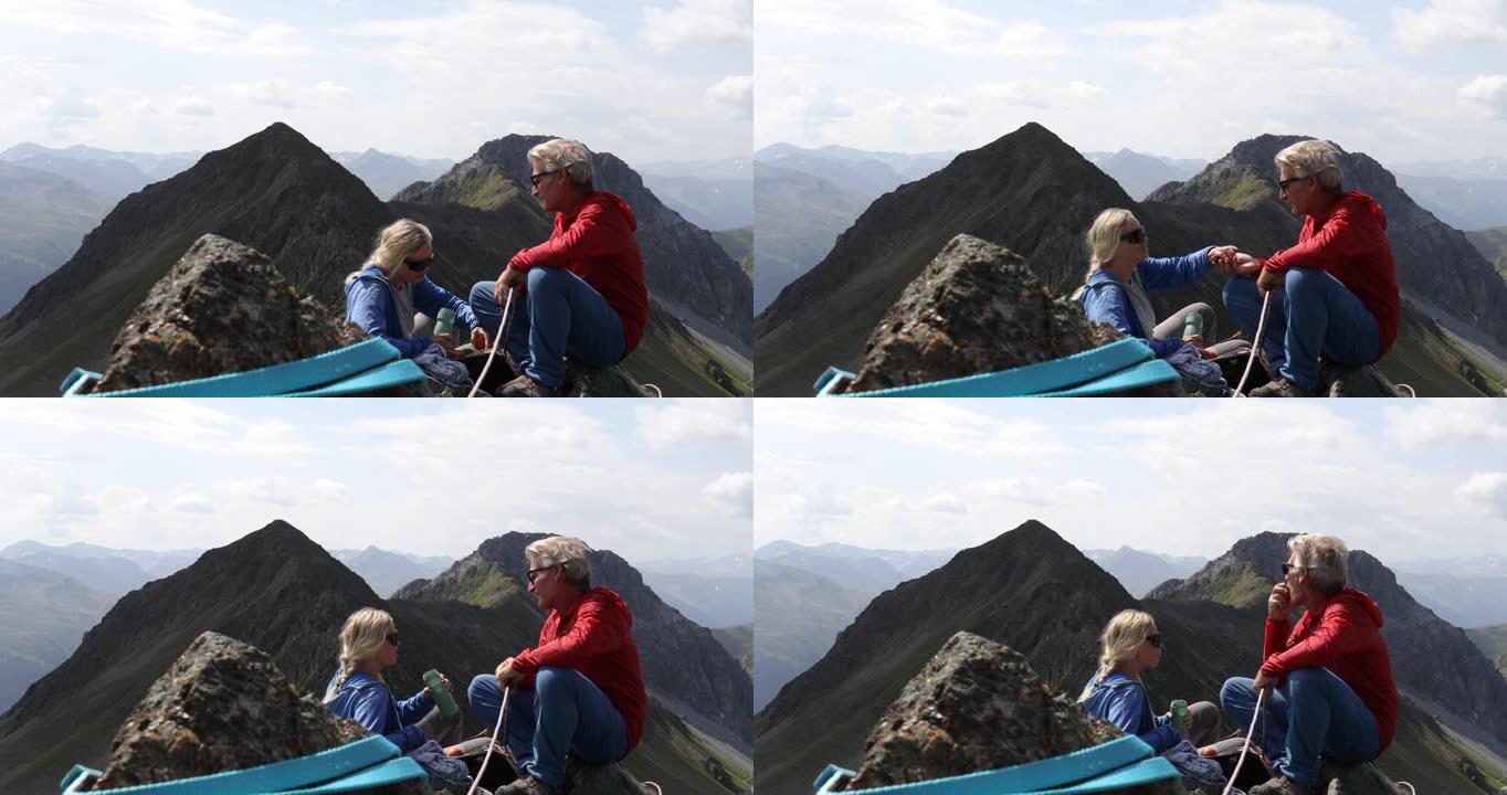 登山夫妇在山顶上放松