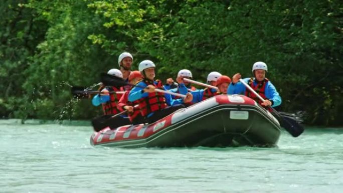 TS漂流小组成员在河上艰难地划船