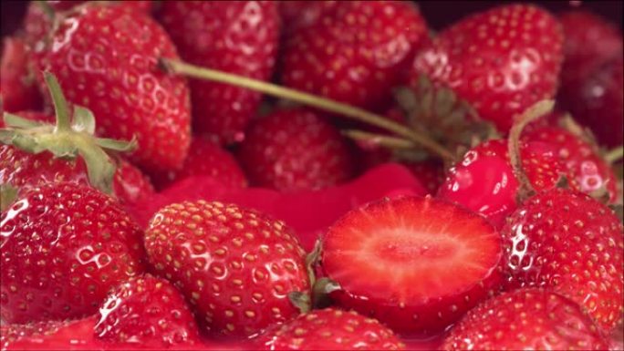 草莓落在草莓之间的果汁中。慢动作1000 fps