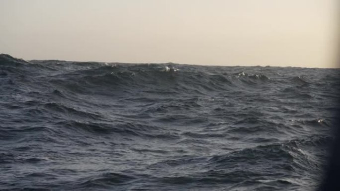 波涛汹涌的大海，船上有大海的波浪