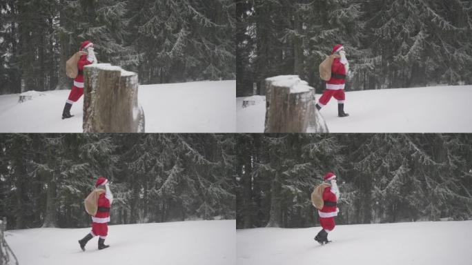 打扮成圣诞老人的男人走在白雪皑皑的森林中，肩上挂着一袋礼物