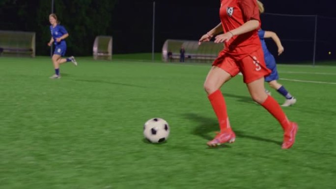 SLO MO TS女足球运动员运球并将球踢向球门